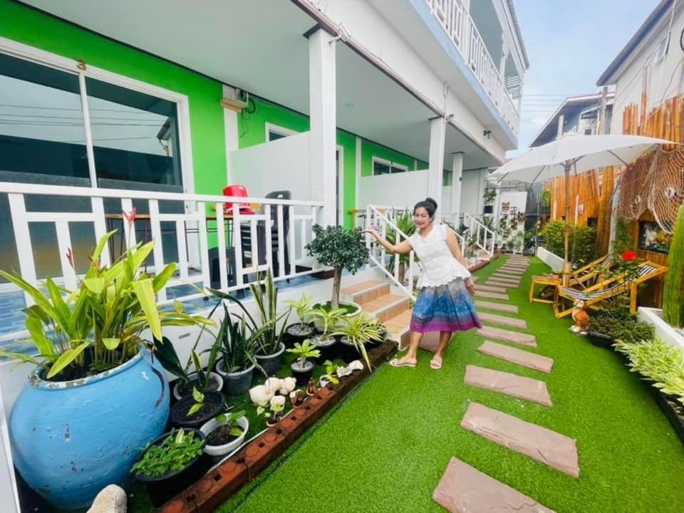 Baan Tipsukon Bed and Breakfast Koh Larn Exteriör bild